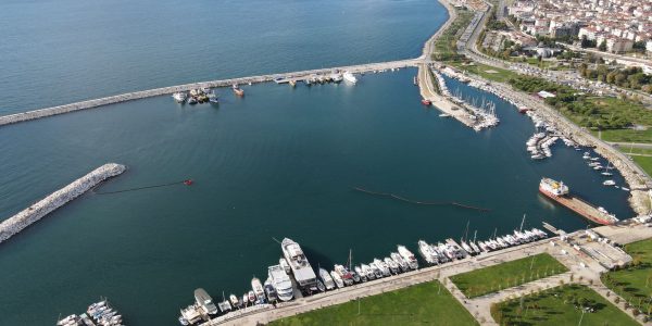 Aerial shot of a marina with yachts in Istanbul, Turkey, showcasing the skyline and sea. — How medical weight loss programs p